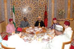 Image du Maroc Professionnelle de  Sa Majesté le Roi Mohammed VI, accompagné du Prince Héritier Moulay El Hassan et du Prince Moulay Rachid, offre un Iftar en l'honneur du Président de la République Fédérale du Nigéria, Muhammadu Buhari au Palais Royal de Rabat, le dimanche 10 juin 2018. Buhari effectue sa première visite officielle au Maroc. (Photo/ SPPR) via Jalilbounhar.com 